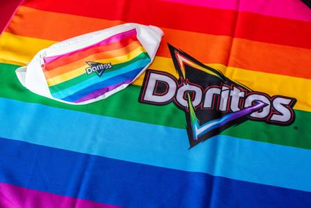 Espaço LGBT da Doritos no Rock in Rio dá bandeira e pochete arco-íris