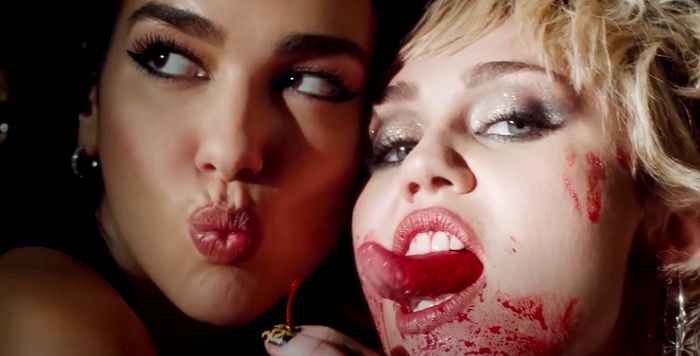 Dua Lipa e Miley Cyrus lançam clipe de Prisoner como casal lésbico