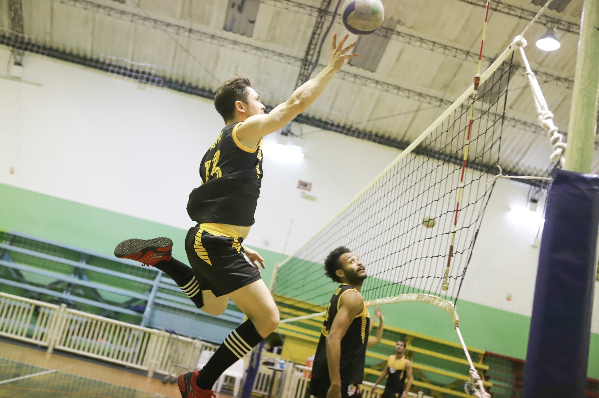 Equipe de vôlei gay Unicorns sofre homofobia no Açaí Clube