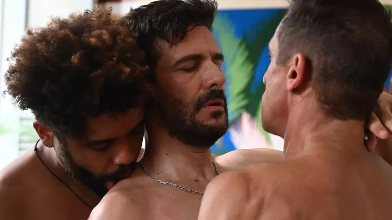 Diogo Almeida, Tuca Andrade e Leonardo Sbaraglia em cena de sexo gay no cinema