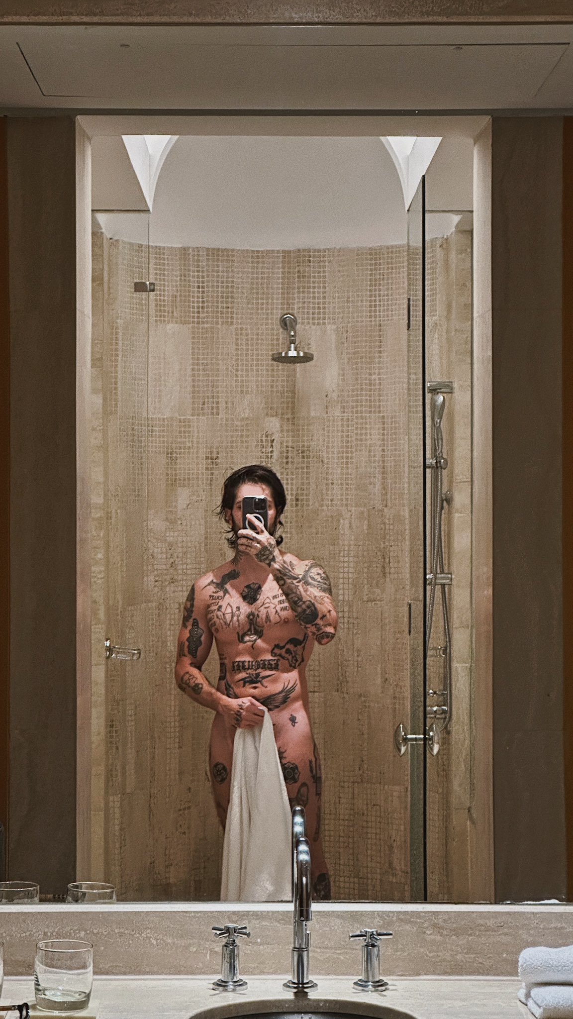 Federico Devito posta foto pelado com tattoos à mostra