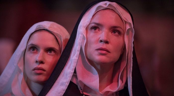 Daphne Patakia e Virgine Efira em Benedetta, filme sobre romance de freiras lésbicas