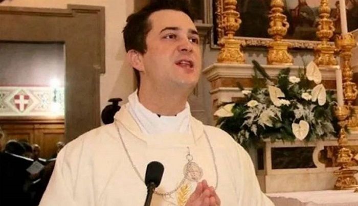 Padre italiano Francesco Spagnesi é preso por traficar drogas em orgias gays