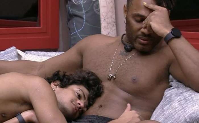 Fred Nicácio e Gabriel Santana se beijam no BBB23
