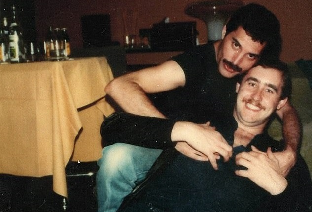 Freddie Mercury parou de tomar remédios duas semanas antes de morrer, diz Peter Freestone