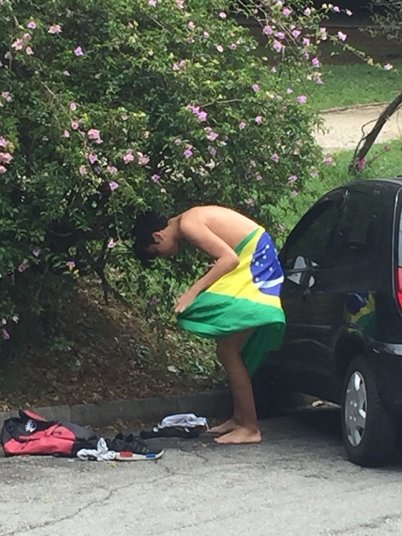 Repórter Gabriel Leão é flagrado nu trocando de roupa no Parque Ibirapuera