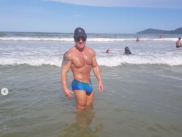 Saradão, apresentador Gilberto Ribeiro exibe pernões e músculos nas redes sociais