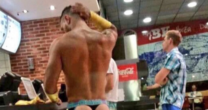 Sarado é fotografado com bunda de fora no Burger King de Ibiza