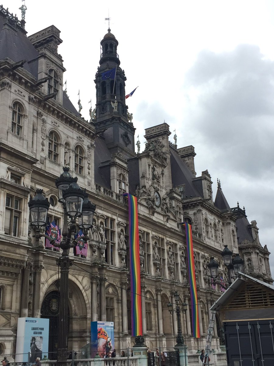 Homenagem às vítimas do massacre na boate gay de Orlando: Prefeitura de Paris