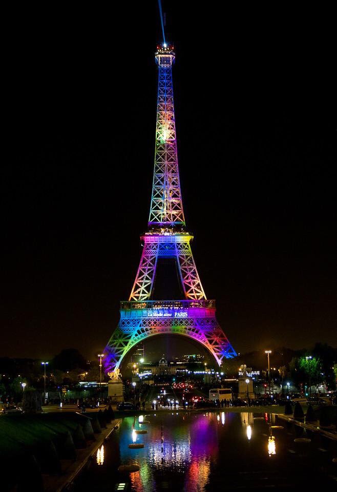 Homenagem às vítimas do massacre na boate gay de Orlando: Torre Eiffel