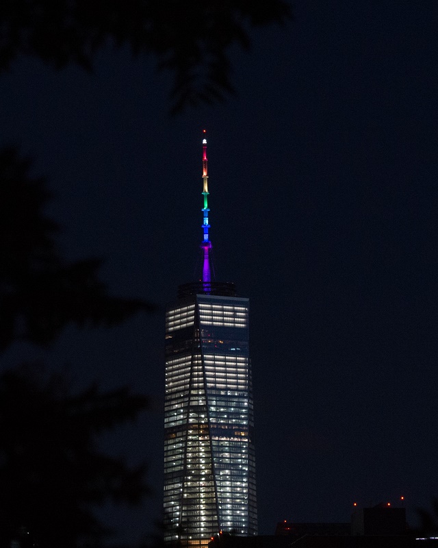 Homenagem às vítimas do massacre na boate gay de Orlando:  World Trade Center