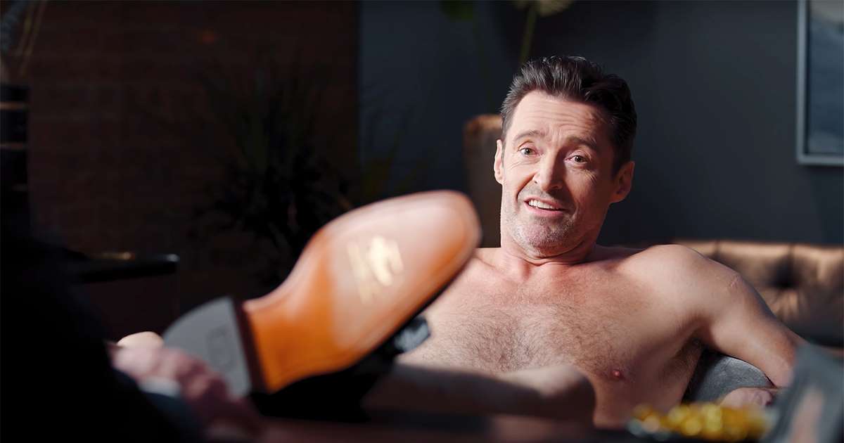 Hugh Jackman aparece pelado só de botas em novo comercial