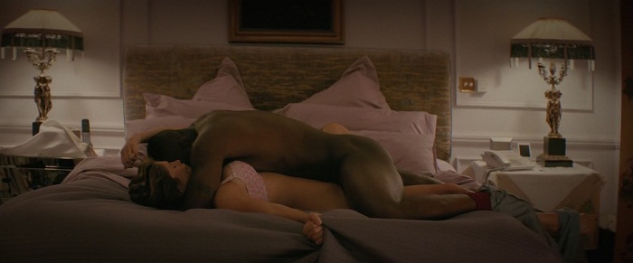 Idris Elba aparece de bunda de fora, pelado, em cena do filme '100 Streets'