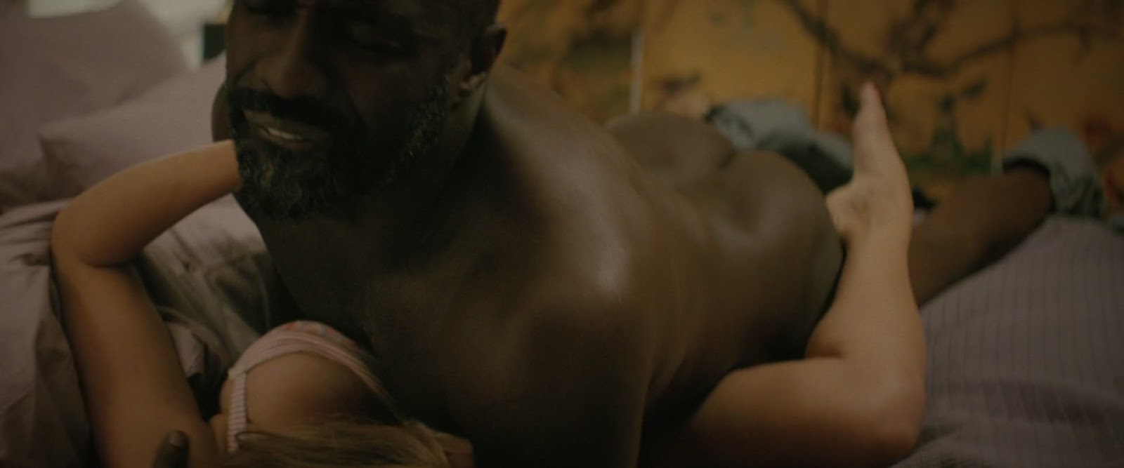 Idris Elba aparece de bunda de fora, pelado, em cena do filme '100 Streets'