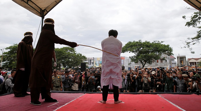 Gays são condenados a chibatadas na Indonésia, província de Aceh