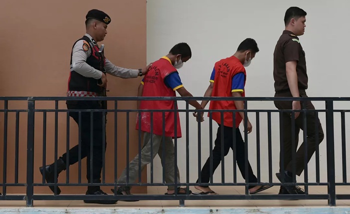 Gays são condenados a chibatadas na Indonésia