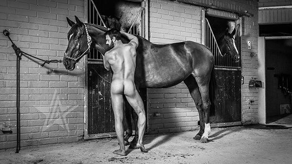 O modelo Jess Vill aparece totalmente nu em ensaio com cavalo