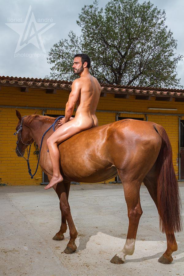 O modelo Jess Vill aparece totalmente nu em ensaio com cavalo