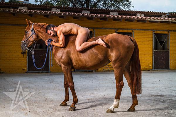 O modelo Jess Vill aparece totalmente nu em ensaio com cavalo