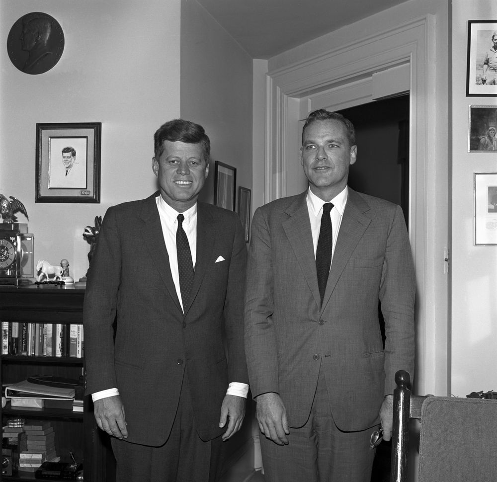 O presidente John F. Kennedy e o amigo Lem Billings: livro alega que eles tinham sexo oral
