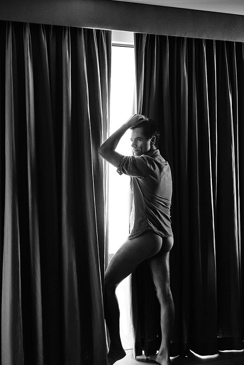 John Stamos surge pelado com bumbum de fora para a Paper Magazine