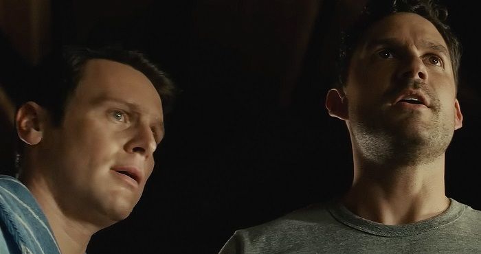 Jonathan Groff e Ben Aldridge vivem casal gay em filme de terror 'Batem à Porta', de M. Night Shyamalan