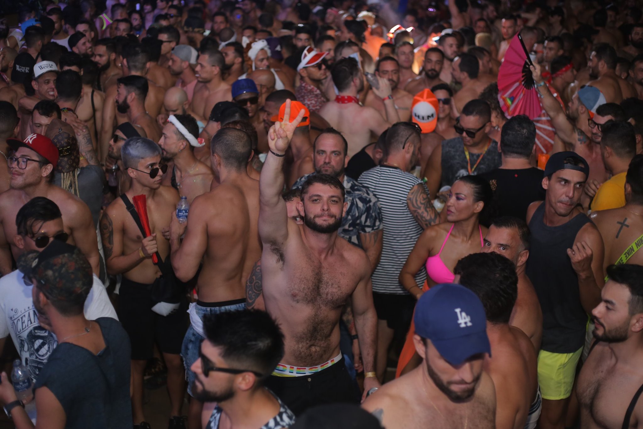 Festa gay Joy paga DJs antes para ajudar na quarentena pelo coronavírus