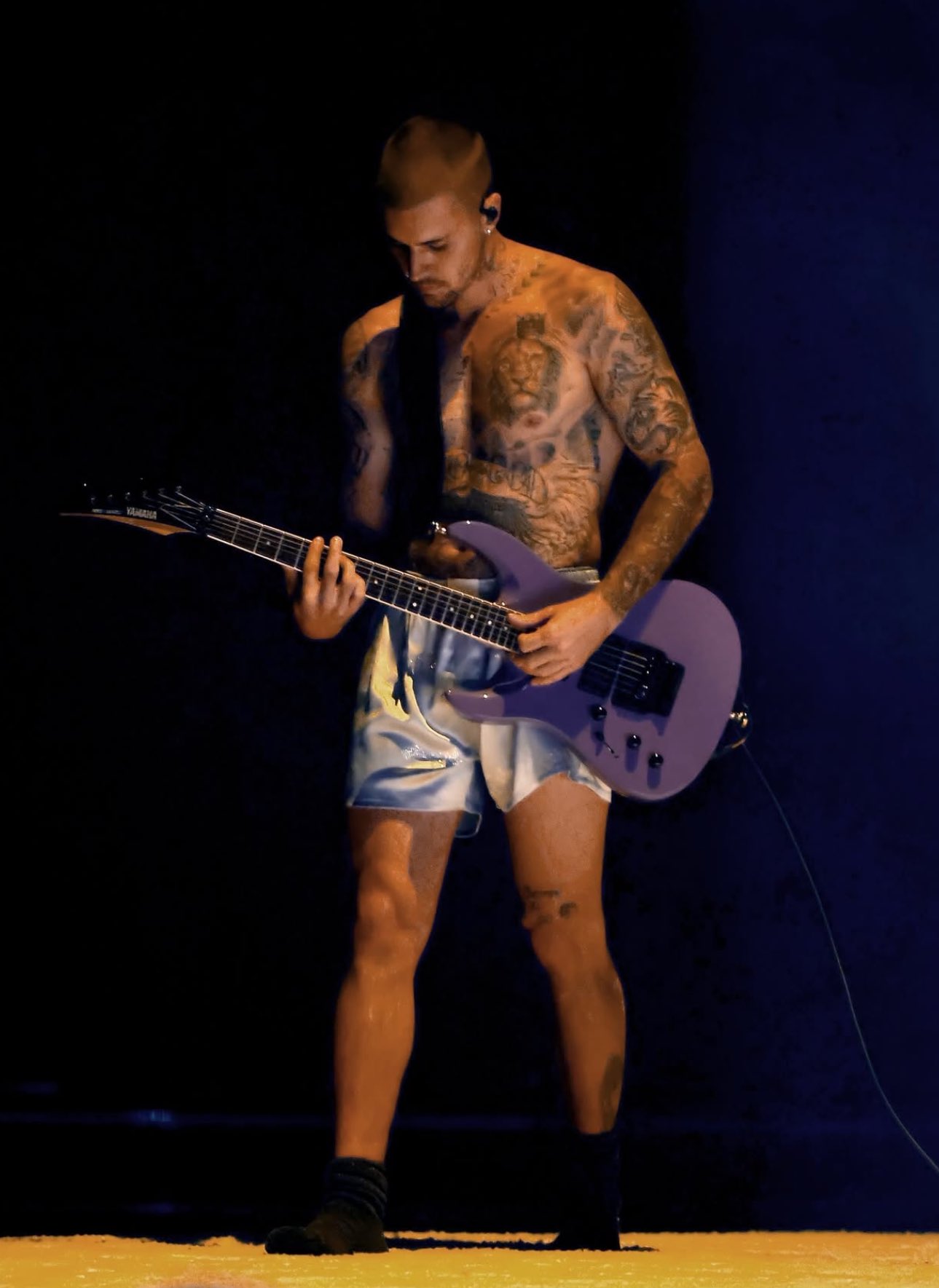 Justin Bieber mostra corpo sarado no Grammy só de cueca