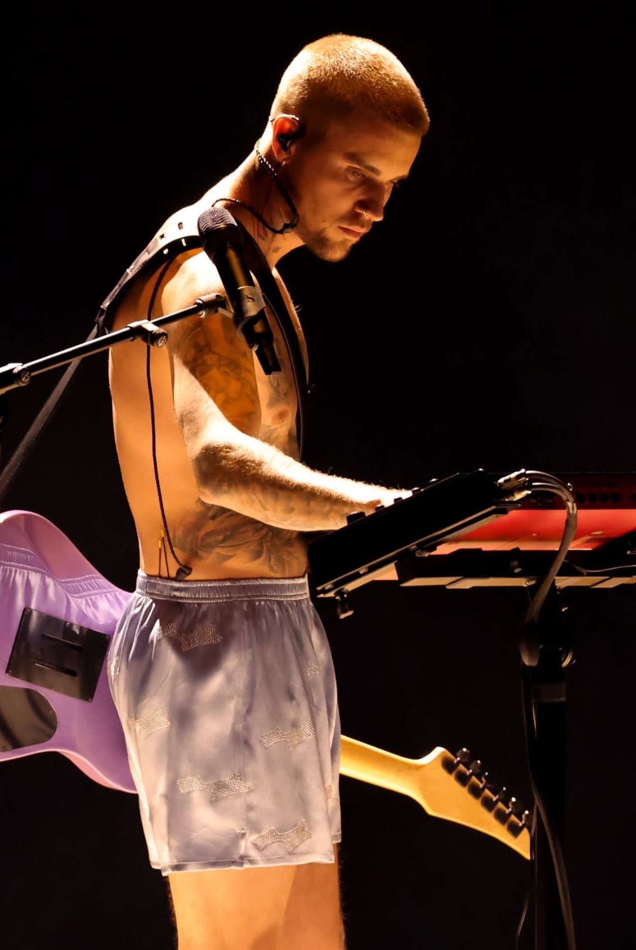 Justin Bieber mostra corpo sarado no Grammy só de cueca