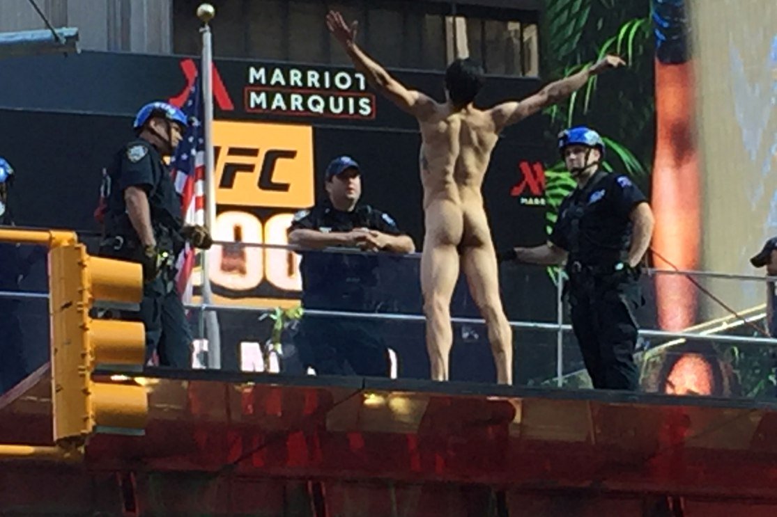 Modelo Krit McClean, que ficou pelado pelas ruas de Nova York