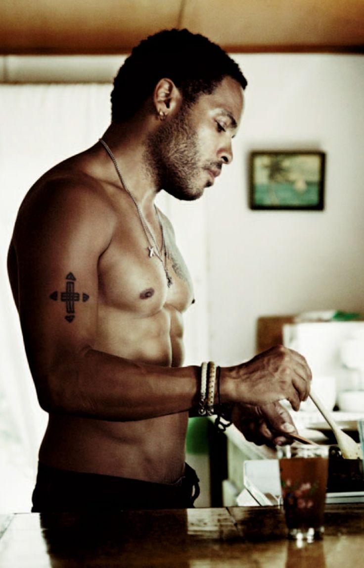 Lenny Kravitz sarado e sexy pelado