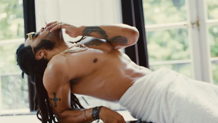 Lenny Kravitz aparece pelado no clipe novo