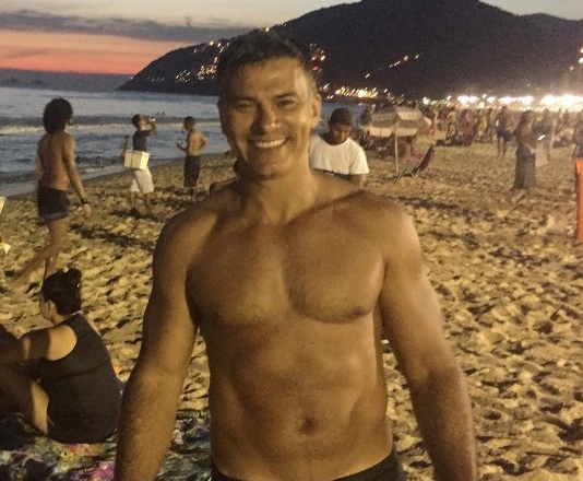 Leonardo Vieira sofre com homofobia após foto de beijo gay