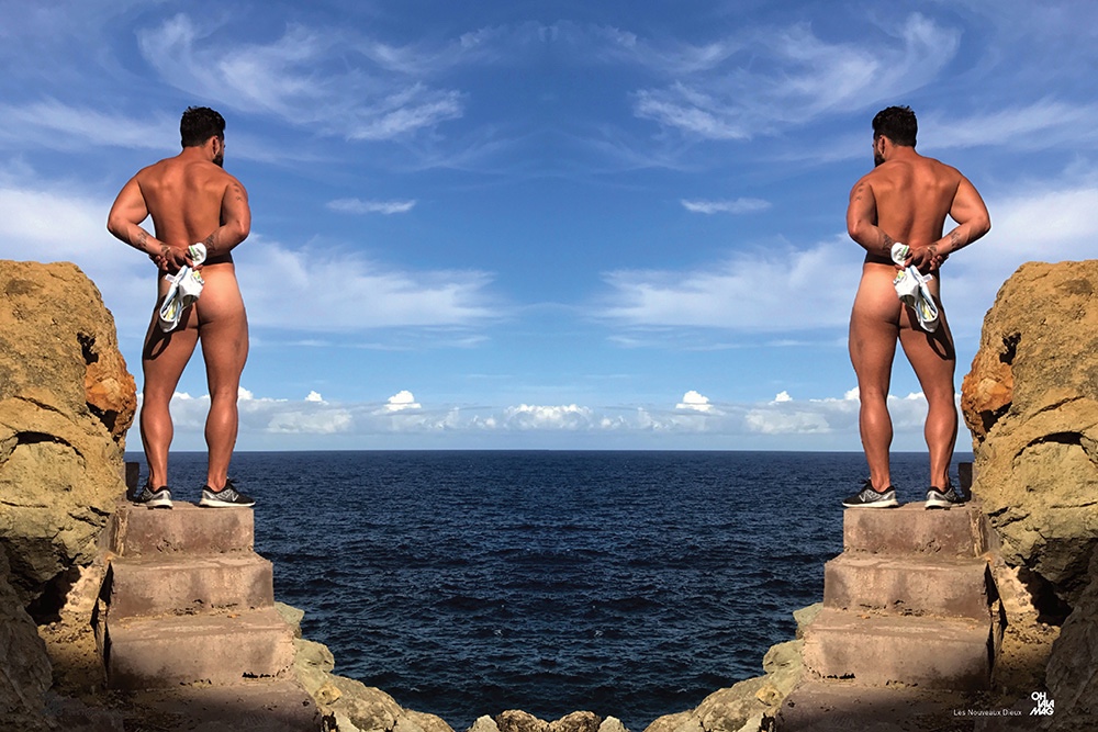 Lorenzo Martone posa nu na praia