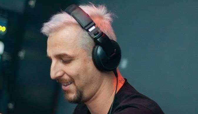 DJ Luccas Serafim: famoso na noite gay de Floripa, DJ lança set novo