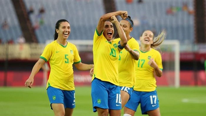 Toni Deion, namorada de Marta, ganha homenagem em jogo do Brasil
