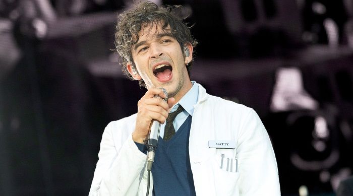 Matty Healy do The 1975 dá beijo gay na Malásia