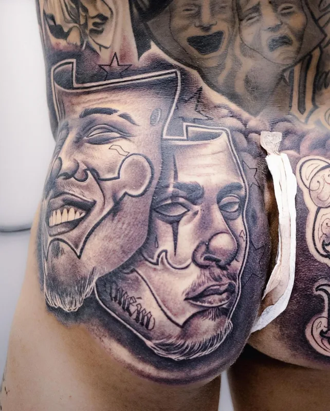 Bunda tatuada de MC Pedrinho