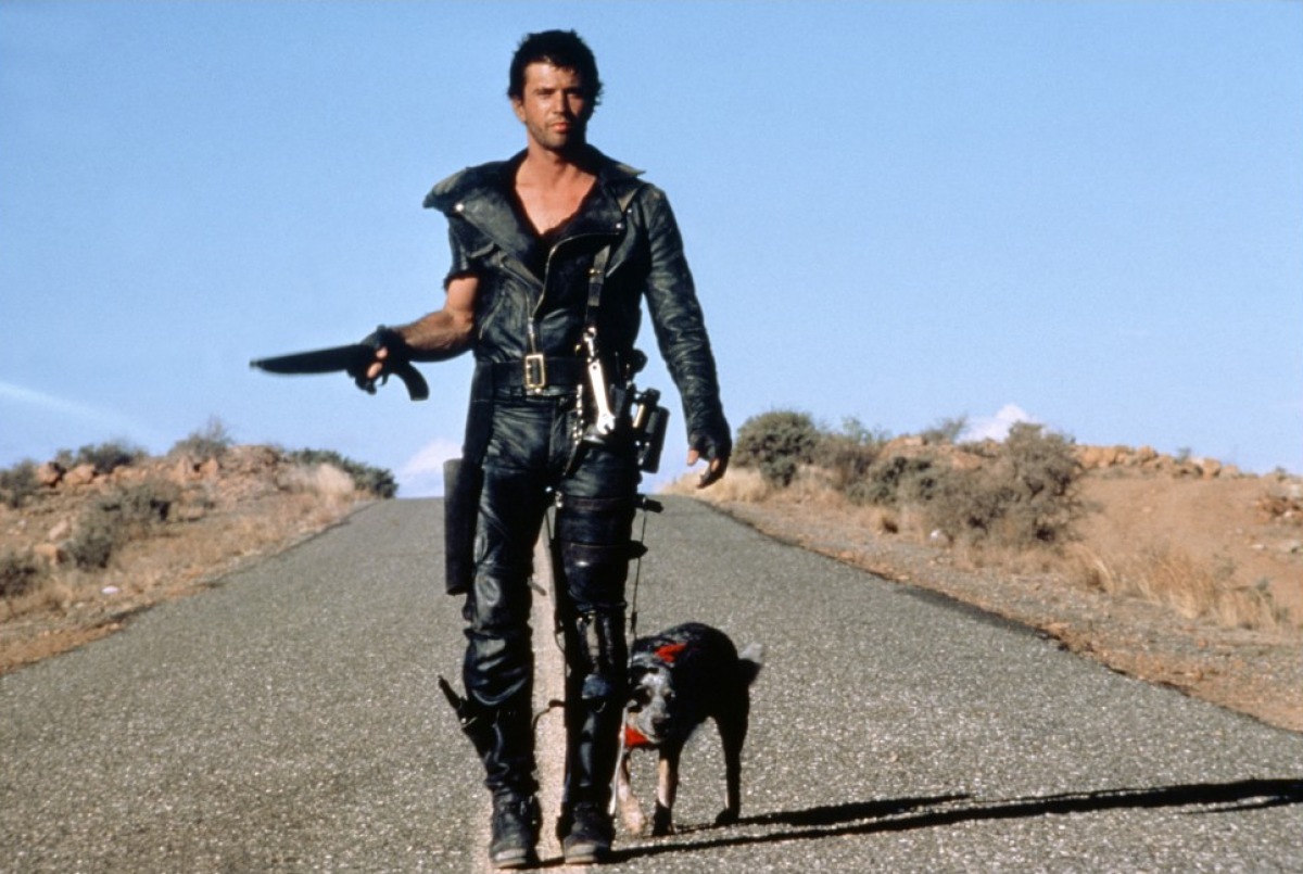 Mel Gibson todo de couro (leather) preto em figurino fetichista em Mad Max 2