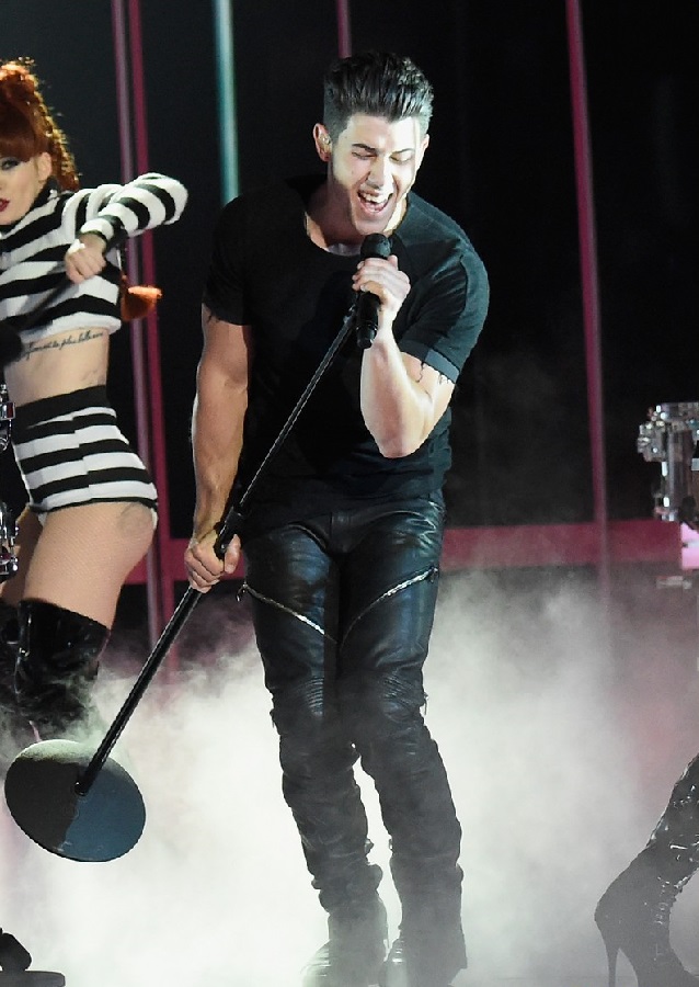 Nick Jonas, delicioso em calça de couro preta