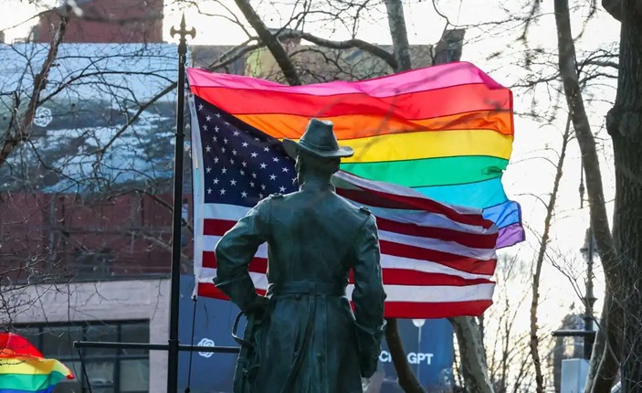 LGBT vencem Trump: bandeira arco-íris volta a Stonewall