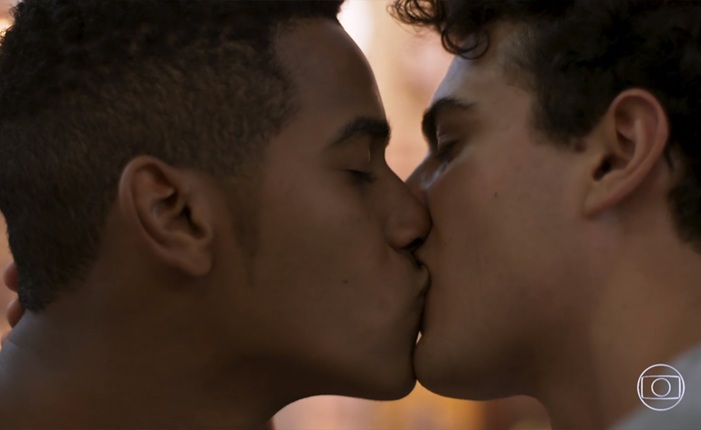 Ator revela ter tido cinco beijos gays vetados em 'Malhação'