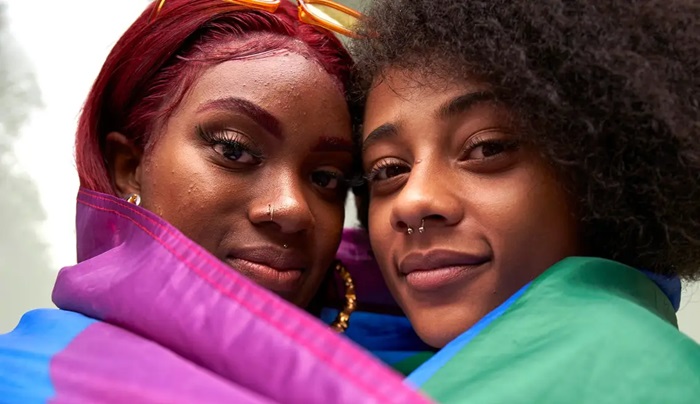 Um quarto das mulheres jovens se dizem bi ou lésbicas, mostra estudo