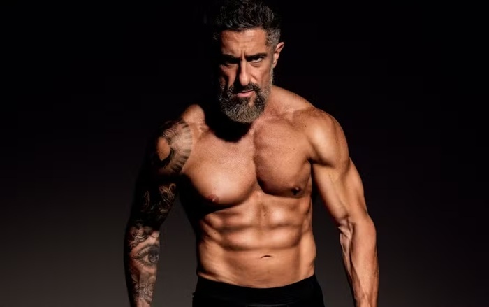 Atração gay: Marcos Mion revela que tinha crush por cantor