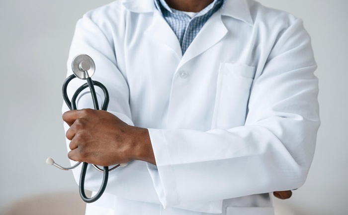 Médico é preso no Senegal sob acusação de ser gay