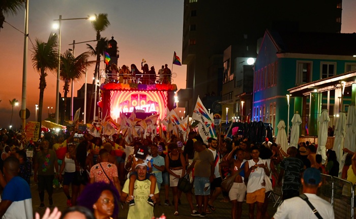 Com 13 trios, parada LGBT da Bahia 2026 colore Farol da Barra