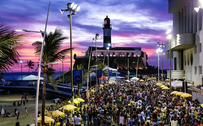 Parada LGBT+ da Bahia 2026 terá 10 trios elétricos e palco