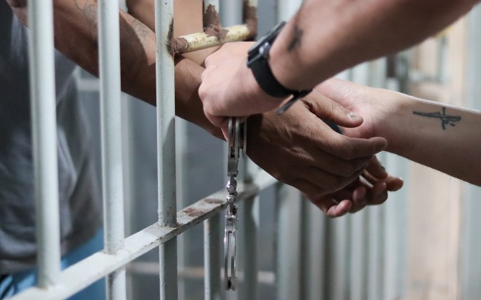Pintor é preso em flagrante após ameaçar casal gay