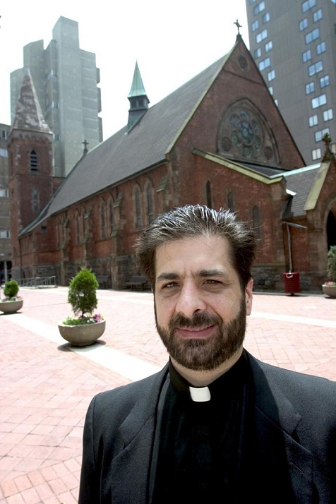 Padre Peter Miqueli, acusado de roubar a paróquia