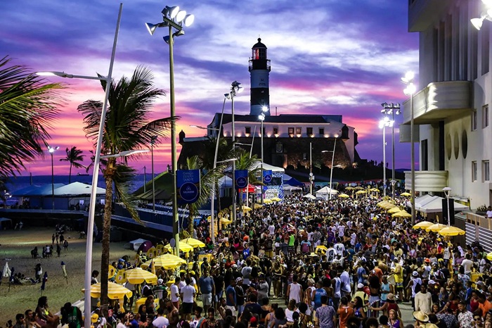 Parada LGBT em Salvador acontece no Farol da Barra